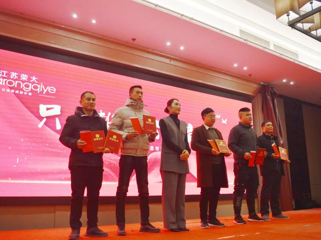 丁總與優(yōu)秀班組團體合影 丁總與優(yōu)秀班組團體合影