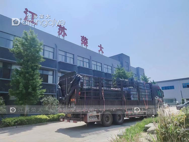 江蘇榮大智能公交站臺三車齊發配圖二