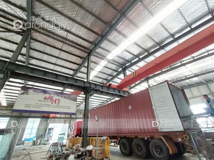 公交候車亭成功發(fā)往德國配圖二